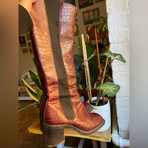 FREE LANCE PARIS BURGUNDY CROC EMBOSSED LEATHER SIDE ELASTIC TALL BOOTS - Picture 2 of 16